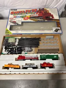 Trenino elettrico gigante Tyco Santa Fe 72 vintage 1990 (sembra completo) - Foto 1 di 13