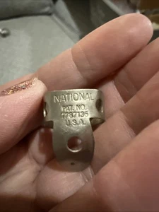 VINTAGE NATIONAL METAL FINGER PICK - Foto 1 di 2