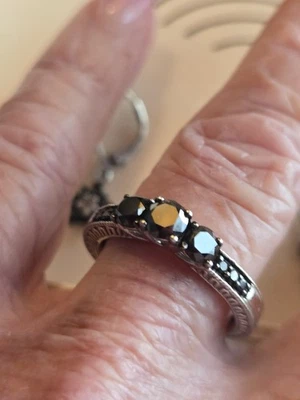 黑白钻石戒指和耳环 — 第 1/2 张图片