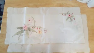 2 VINTAGE Cream Doilies Hand Embroidered Flower Dresser Scarf - Doily - Picture 1 of 6