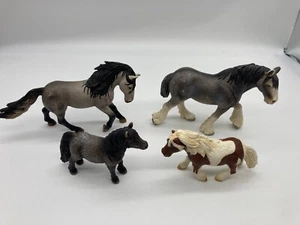 Konvolut 4 Schleich Pferde Andalusier Shetland Ponys Clydesdale Schliech Shleich - Bild 1 von 12