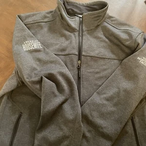 Hulu AMERICAN HOUSEWIFE TV Crew XL Jacke North Face Windwall grau KATIE MIXON - Bild 1 von 7