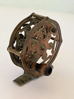 Carrete de pesca con mosca vintage de latón esqueleto Foto 1 de 4