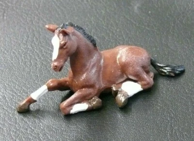 1/32ème BRITAINS : CHEVAL AU REPOS / COLT LYING - Référence 2125