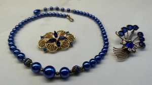 Modeschmuck Vintage blau. Perlen Halskette & 2 Broschen - Bild 1 von 5