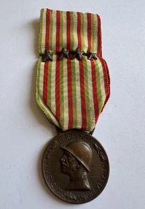 MEDAGLIA COMMEMORATIVA DELLA GUERRA ITALO-AUSTRIACA 1915-1918 CON 4 STELLETTE - Bild 1 von 2