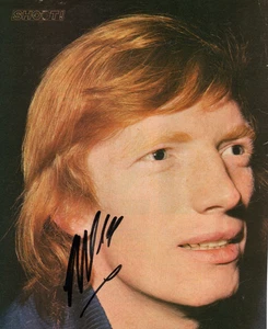 WOLVES, COVENTRY & SCOTLAND: WILLIE CARR SIGNED 8x7 BOOK/ANNUAL PICTURE+COA - Picture 1 of 1