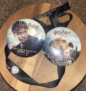 Promo Harry Potter Film Button Pins Dobby Heiligtümer des Todes Posten Schlüsselband - Bild 1 von 1