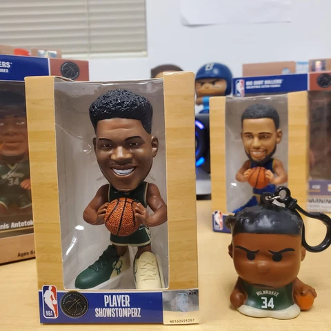 Giannos Antetokounmpo Showstomperz Bobblehead (2022) w/free  Squeezymate Cover