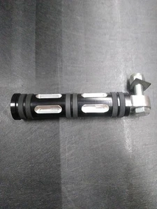 Harley Davidson NEW Edge Cut Collection Footpeg RIGHT SIDE ONLY 49312-10 - Picture 1 of 3