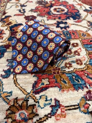 Gravata de seda Valentino azul borgonha geométrica floral estampa de margarida feita na Itália - Imagem 1 de 4