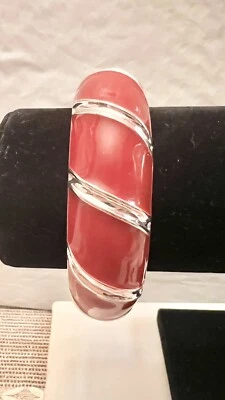 Brazalete Brazalete Bisagras Navidad Premier Designs Esmalte Rojo y Tono Plata Foto 1 de 4