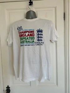 Official Licensed ECB Mens Twenty20 Cup World Champions 2010 T Shirt-BNWT-Large - Picture 1 of 2