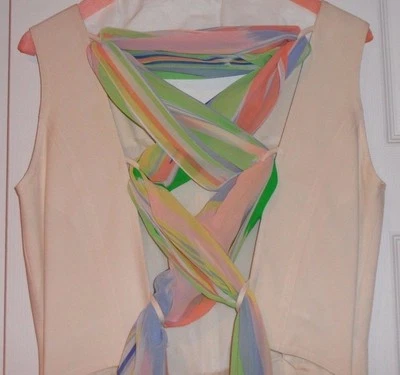 MONOS LOUIS FERAUD FAB BLANCO ROTO, CON HERMOSA BUFANDA EN LA ESPALDA Foto 1 de 4