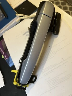 Conjunto de manija de puerta exterior trasera derecha Toyota Prius V 2012-2017 OEM azul Foto 1 de 3