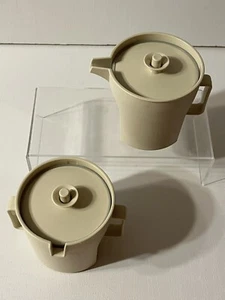 Juego Tupperware AZÚCAR Y CREMA 1414-6 y 1415-8 Almendra con Tapa de Botón De Colección - Imagen 1 de 4
