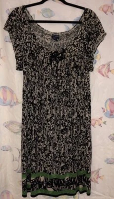 Vestido manga corta talla XL Max Edition negro, blanco y verde con hombros descubiertos Foto 1 de 4