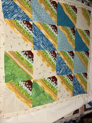 Edredón de bebé hecho a mano, acolchado a mano con vellón marrón en la parte posterior. Foto 1 de 4