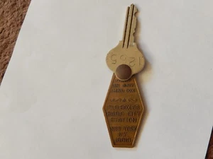 Vintage alter RADIO CITY STATION NY HOTELZIMMER SCHLÜSSEL NY Messing Bronze Schatulle Anhänger - Bild 1 von 8