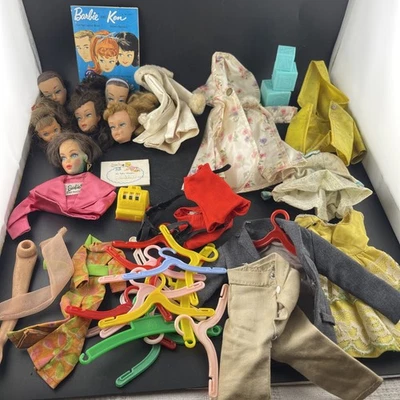 Lote de piezas y ropa de muñeca Barbie Mattel vintage cabezas colgadores etc. con estuche Foto 1 de 4