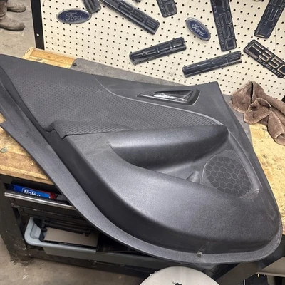 2016-2025 CHEVROLET MALIBU Tampa Traseira PORTA LATERAL ESQUERDA DO MOTORISTA PAINEL ACABAMENTO FABRICANTE DE EQUIPAMENTO ORIGINAL - Imagem 1 de 4