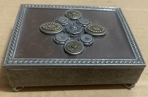 "Joyero pequeño con tapa en relieve peltre hecho a mano de colección AXCo 4"" x 3 1/8"" x 1 3/8""" - Imagen 1 de 19