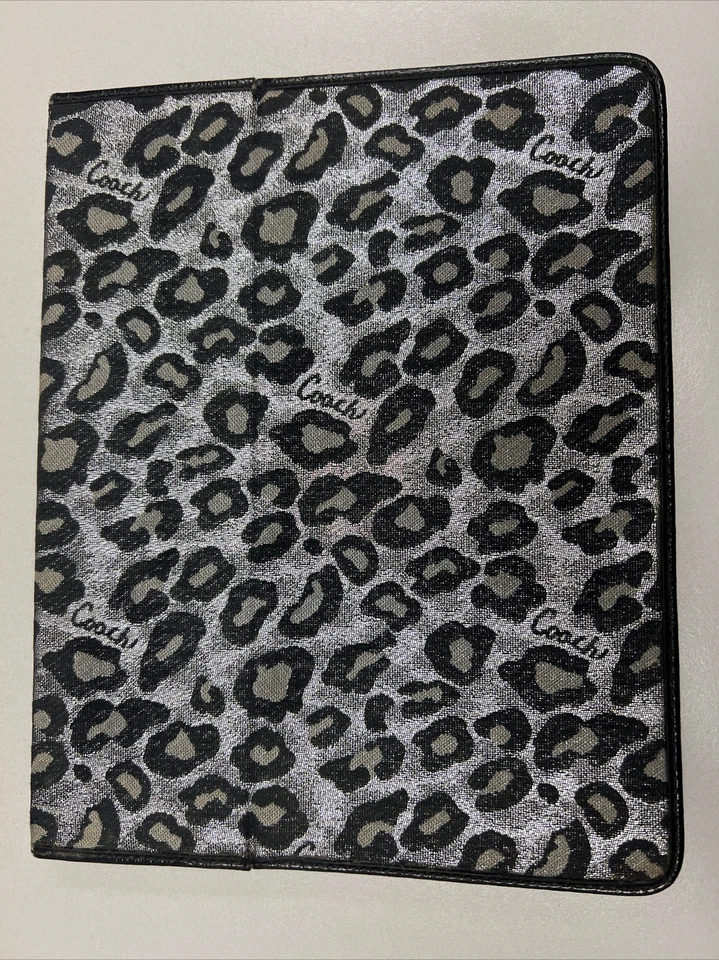 SOPORTE ESTUCHE COACH NEGRO/PLATEADO LOGOTIPO FIRMA LEOPARDO 1, 2, 3, 4 Foto 1 de 4