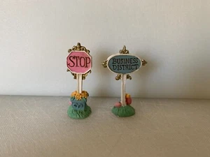 COTTONTAIL LANE BUNNY TOWN SQUARE STREET SIGNS SET of 2 EASTER FIGURINES NEW - Picture 1 of 1