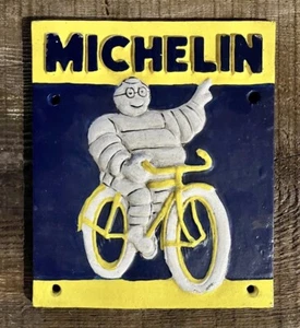 Michelin Mann Bibendum auf dem Fahrrad, 1949, Wandschild aus Gusseisen, 7,75” x 6,5” - Bild 1 von 2