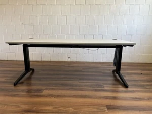 Assmann elektrisch höhenverstellbarer Schreibtisch 180x80 grau - Bild 1 von 9