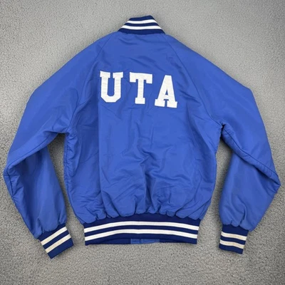 Jaqueta UTA Masculina Vintage Azul Médio Varsity Bombardeiro Snap Front Fabricada nos EUA Anos 80 - Imagem 1 de 4