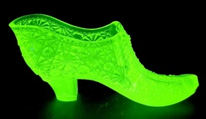 Vintage BOYD Uranium Yellow Vaseline Daisy & Button Glass Slipper W/ Bowtie !! - Picture 1 of 3