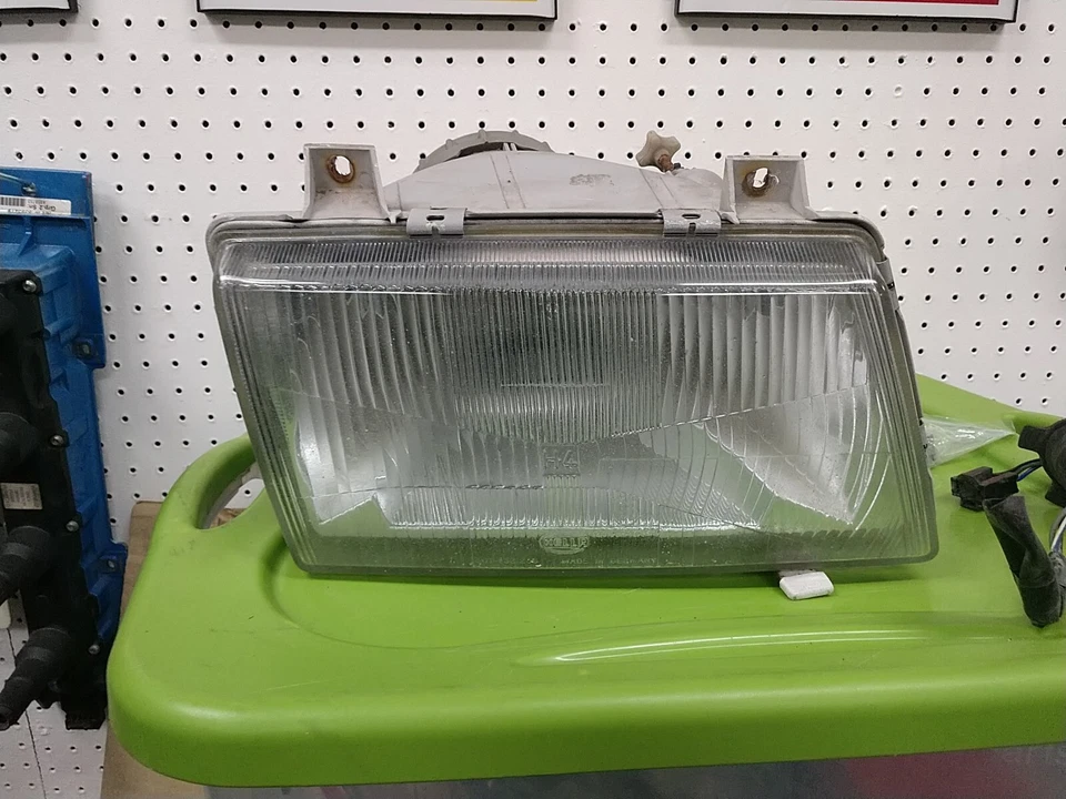 Conjunto de faros Hella Saab 900 derecho código E usados OEM para 1987 a 1994 Foto 1 de 4
