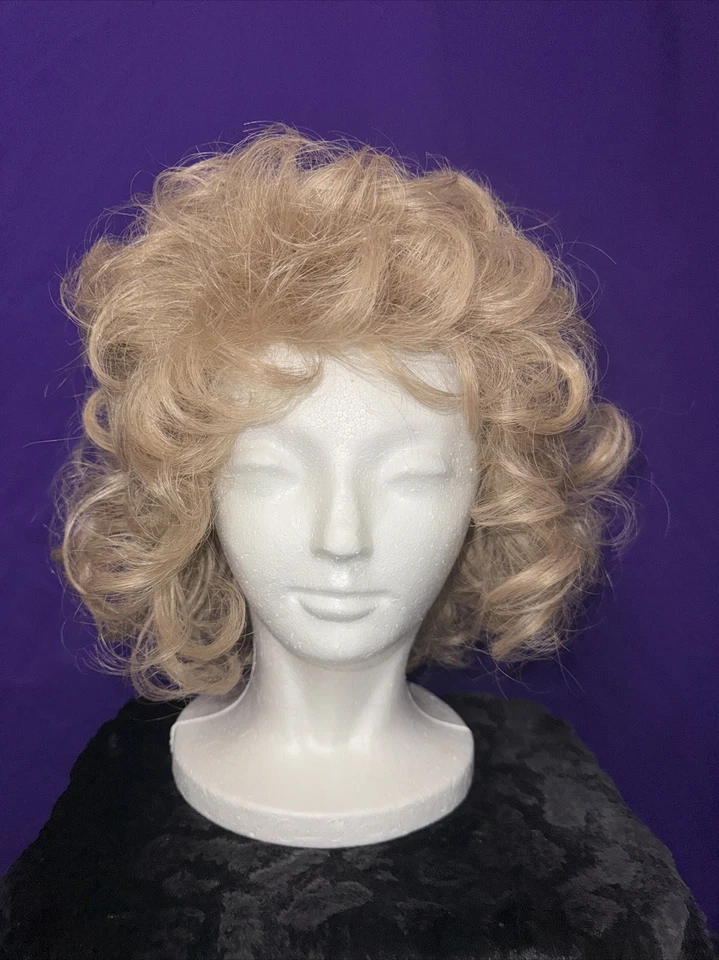 Peluca corta rubia estilo Paula Young para mujer. ABBEY Foto 1 de 4