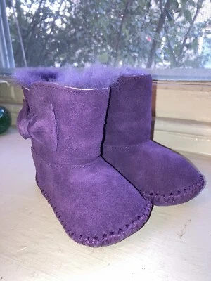 Ugg Boots 婴儿尺寸 2/3 紫色蝴蝶结羊毛 — 第 1/4 张图片