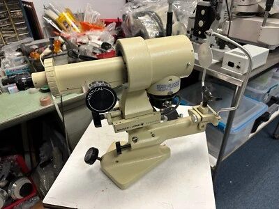 Queratómetro Bausch & Lomb 71-21-35, también conocido como oftalmómetro con poste de montaje. Foto 1 de 4