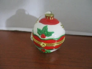 CAJA DE BARATIJAS DE PÍLDORAS EN FORMA DE BOLA de porcelana con hojas de Poinsettia adorno de Navidad - Imagen 1 de 3