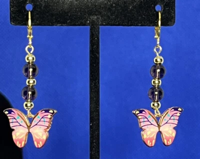 "Pendientes Huggie Mariposa Rosa con Acentos de Piedra Amatista Natural Gota de 2""" Foto 1 de 4
