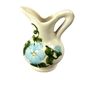 Jarra miniatura vintage de cerámica crema pintada a mano flores azules hojas verdes - Imagen 1 de 20