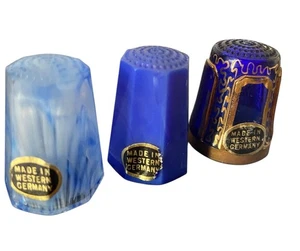 Lot 3 Vintage West Germany handbemalte Fingerhüte Pressformglas blau gold - Bild 1 von 9