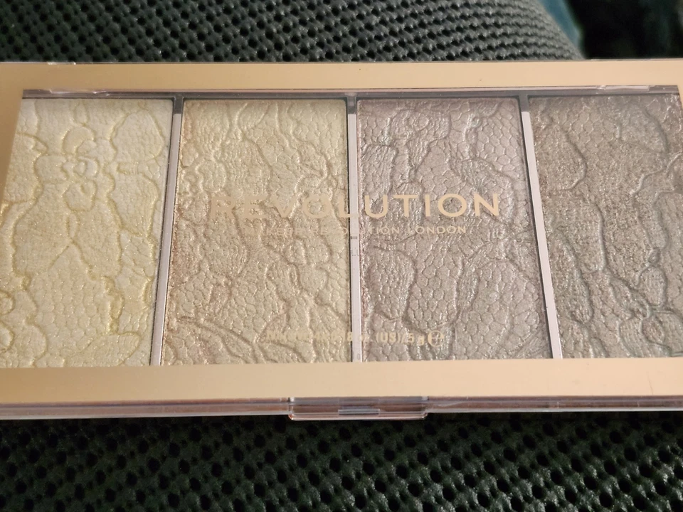 REVOLUTION MAKEUP VINTAGE LACE INTENSE METALLIC CREAM- POWDER HIGHLIGHTER - Image 1 of 2