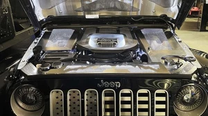 Cubierta de radiador blanca iluminación LED para Jeep Wrangler JK 2007-18 [perforada] - Imagen 1 de 3