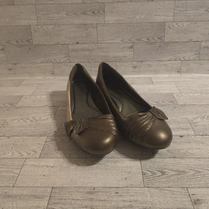 Aravon Women's bronze pebbled leather closed toe slip on pump shoes size US 7.5 - Picture 1 of 9