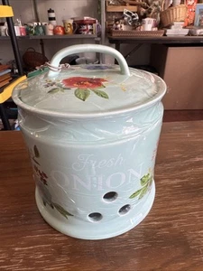 The Pioneer Woman Melody 8 inch Stoneware Onion Keeper - Picture 1 of 1
