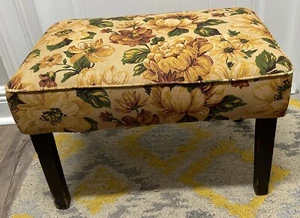 Taburete de pie de madera tapizado vintage amarillo floral reposapiés granja en mal estado - Imagen 1 de 10