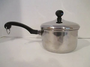 Cacerola y tapa Farberware revestidas de aluminio 1 cuarto - Imagen 1 de 4