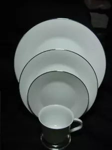 Noritake Reina 6450Q Ajuste(s) de lugar (s) 5 piezas cada uno COMO NUEVO Envío GRATIS - Imagen 1 de 5