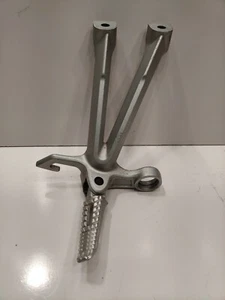 SUZUKI 2007 2008 GSXR1000 GSXR 1000 REAR RIGHT FOOTREST FOOTPEG FOOT PEG BRACKET - Picture 1 of 6