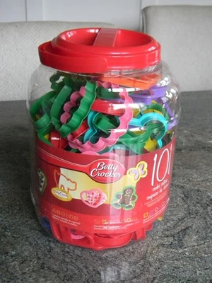 Cortadores de galletas Betty Crocker 101 - Surtido de formas y días festivos caja abierta Foto 1 de 4