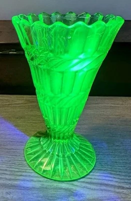 VICTORIAN 1880 SOWERBY VASELINE GLASS TRUMPET VASE ANTIQUE - image 1 of 4